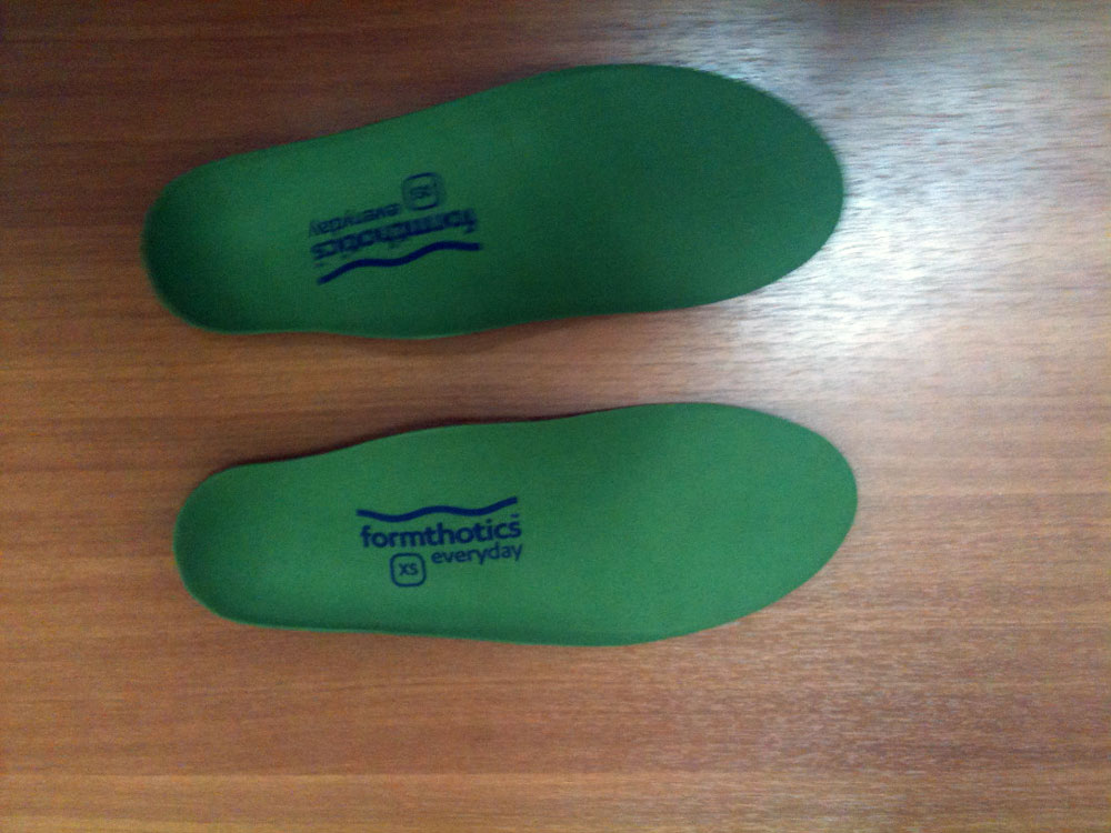 Низкопрофильные зелёные — однослойные ортезы, также имеют сниженную толщину супинатора, и с легкостью размещаются в любой модели обуви.
