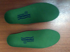 Низкопрофильные зелёные — однослойные ортезы, также имеют сниженную толщину супинатора, и с легкостью размещаются в любой модели обуви.
